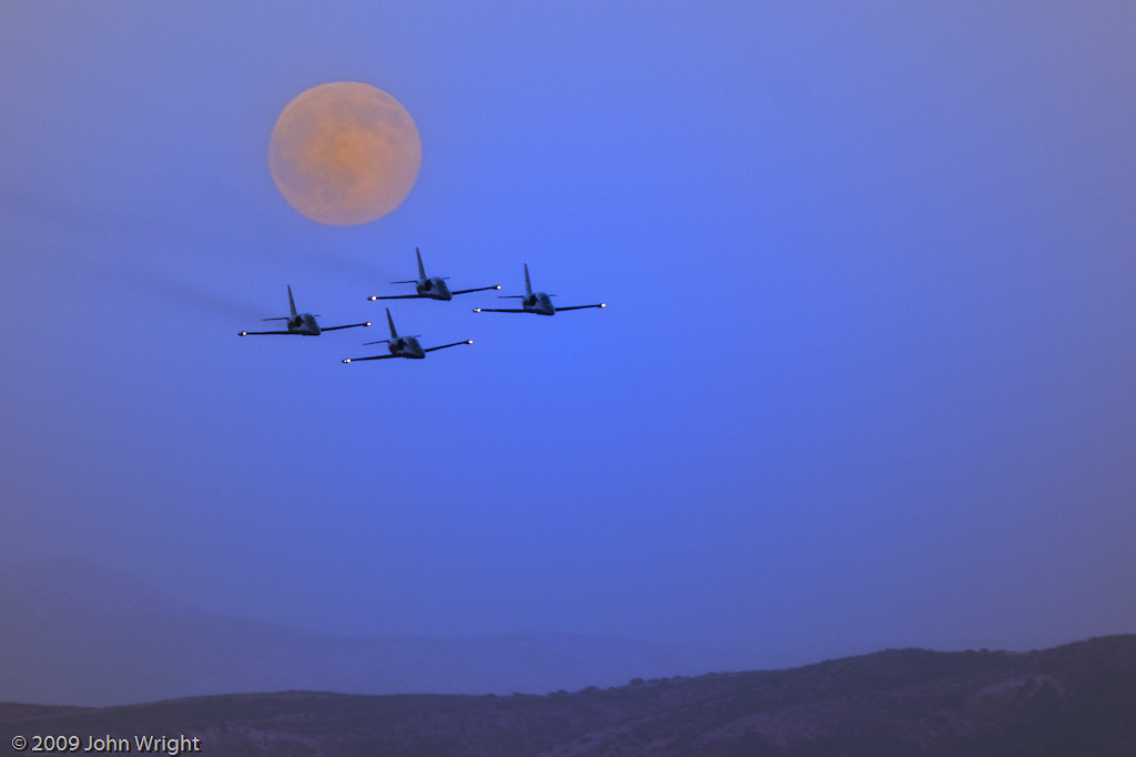 IMAGE: http://johnwright.smugmug.com/Military/Airshows/MCAS-Miramar-Air-Show-2009-1/IMG100-5766-40D-Edit/705535890_rfc8n-XL.jpg